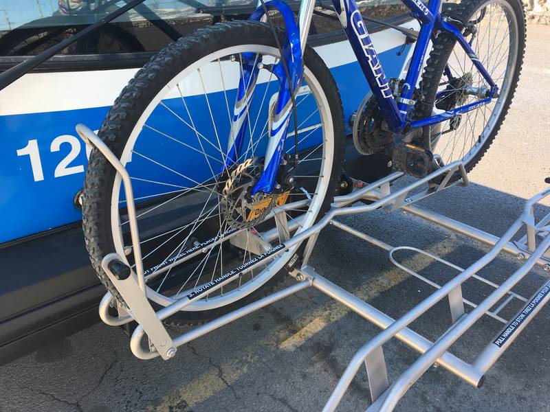 Tournez la poignée à manivelle jusqu'à ce que le bras d'appui fixe la roue avant de votre vélo. 